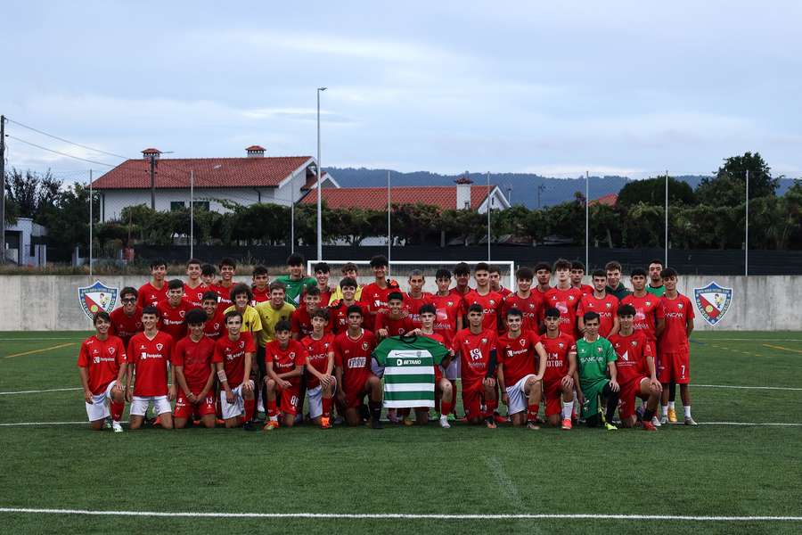A camisola comemorativa de Paulinho com os jovens do Santa Maria FC A camisola comemorativa de Paulinho com os jovens do Santa Maria FC