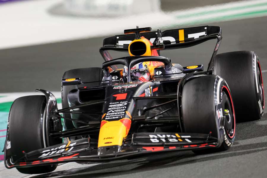 Verstappen na machtige inhaalrace tweede in Jeddah achter Pérez