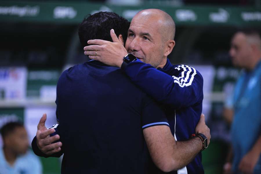 Abel Ferreira e Leonardo Jardim se abraçam antes de duelo entre Palmeiras e Cruzeiro