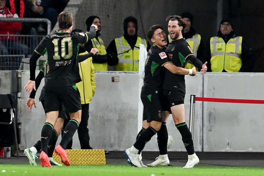 Joe Scally (r.) war mit einem Tor und einer Vorlage einer der Spieler des Spiels für Gladbach in Stuttgart. Joe Scally (r.) war mit einem Tor und einer Vorlage einer der Spieler des Spiels für Gladbach in Stuttgart.