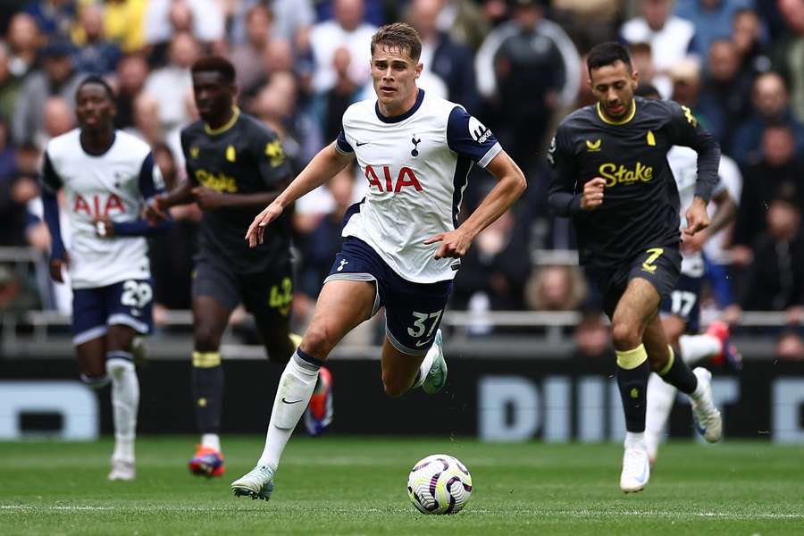 Micky van de Ven maakt indruk met assist bij zege Tottenham Hotspur