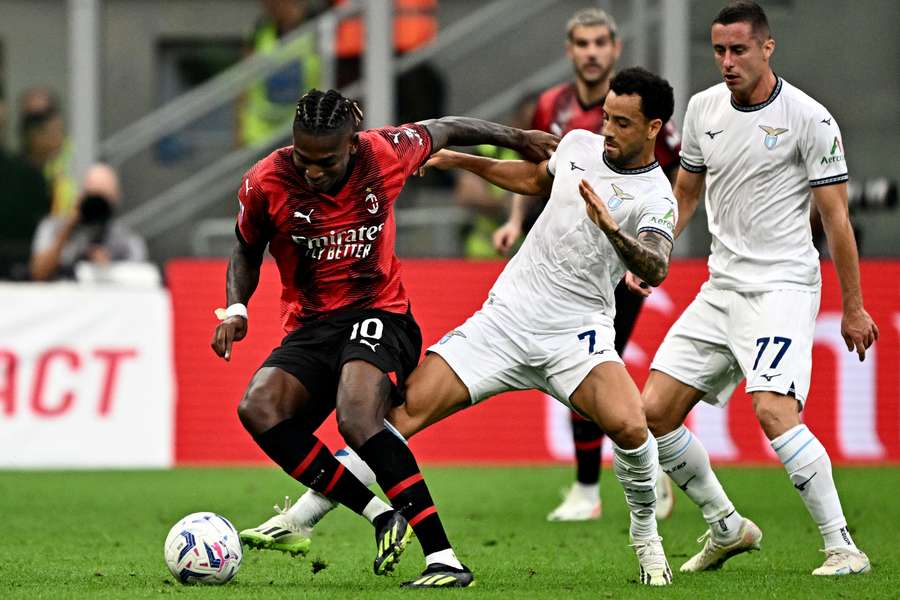 Rafael Leão importunando pela Lazio