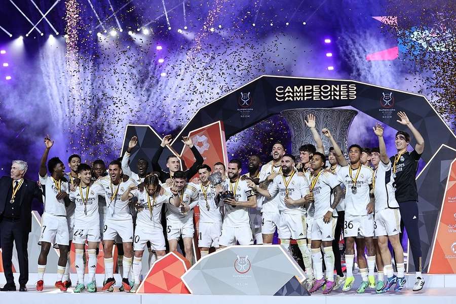 Il Real Madrid in trionfo a Riad dopo aver battuto il Barcellona nella finale dell'ultima Supercoppa spagnola