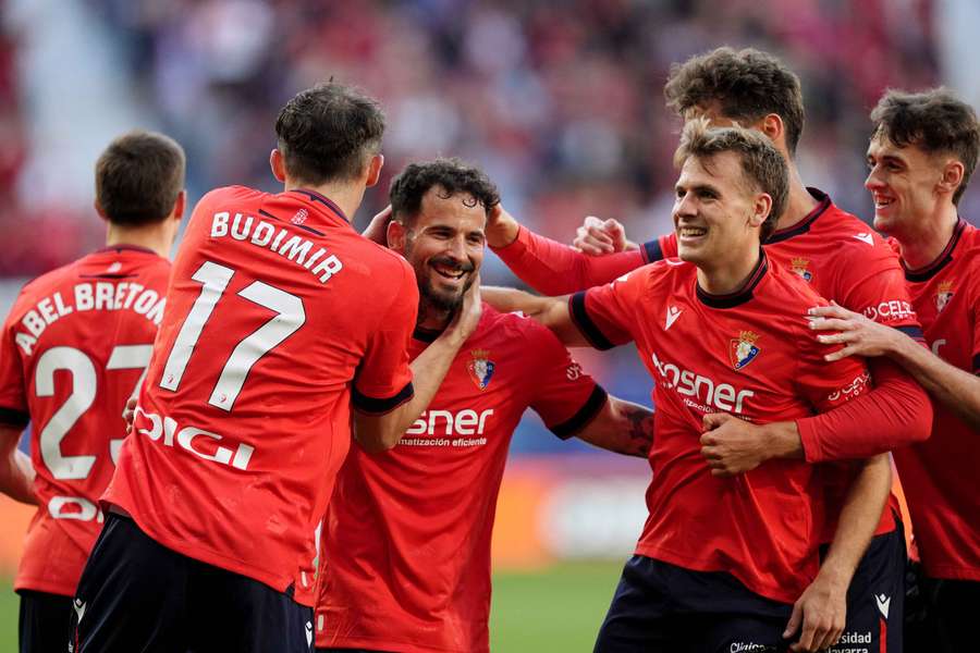 Rubén García, felicitado por sus compañeros tras su golazo