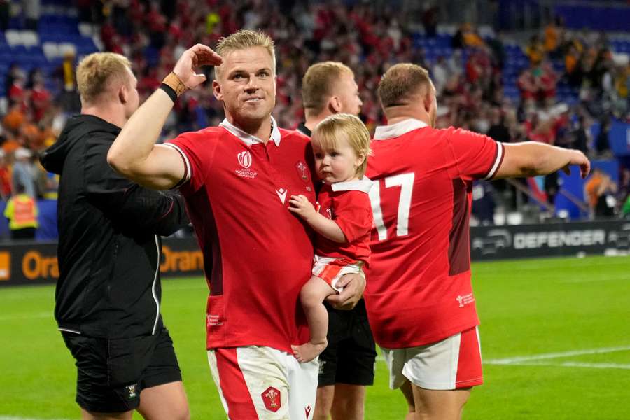 Wales fly-half Gareth Anscombe (C) celebrates