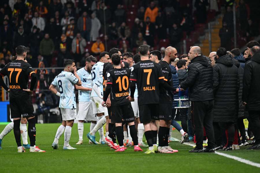 Nedohraný zápas v Turecku: Penalta vyvolala nevôľu, hráči Demirsporu opustili ihrisko
