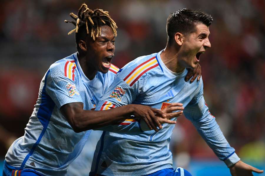 Morata celebra junto a Williams el gol ante Portugal