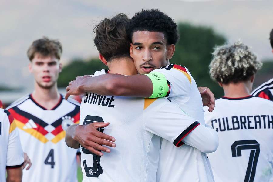 Francis Onyeka hat Doppeltorschütze Otto Stange im Arm