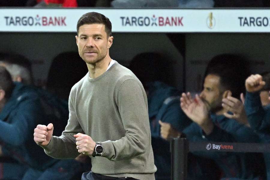 Leverkusens Erfolgstrainer Xabi Alonso ballt die Faust.