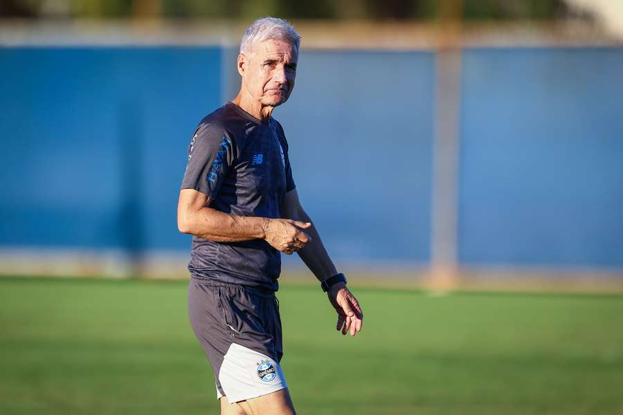 Luís Castro está pressionado no comando do Grêmio