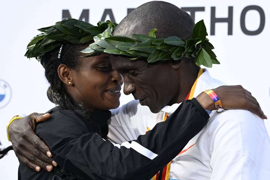 Winner of the men's race Kenya's Eliud Kipchoge and winner of the women's race Ethiopia's Tigist Assefa pose on the podium.