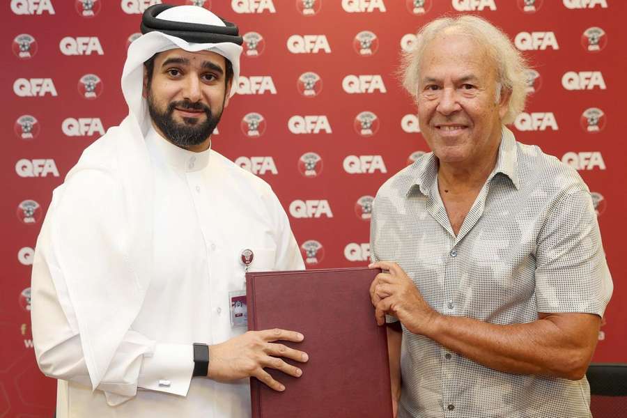 Mansoor Al Ansari com Ilídio Vale na assinatura do contrato