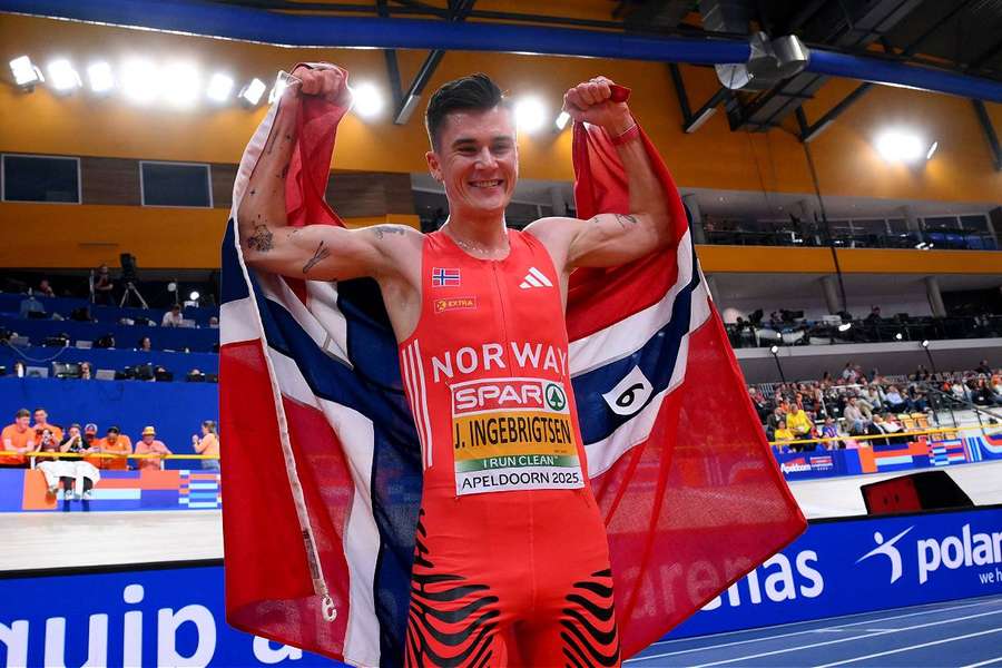 Ingebrigtsen sonríe con su oro en los 3.000 metros