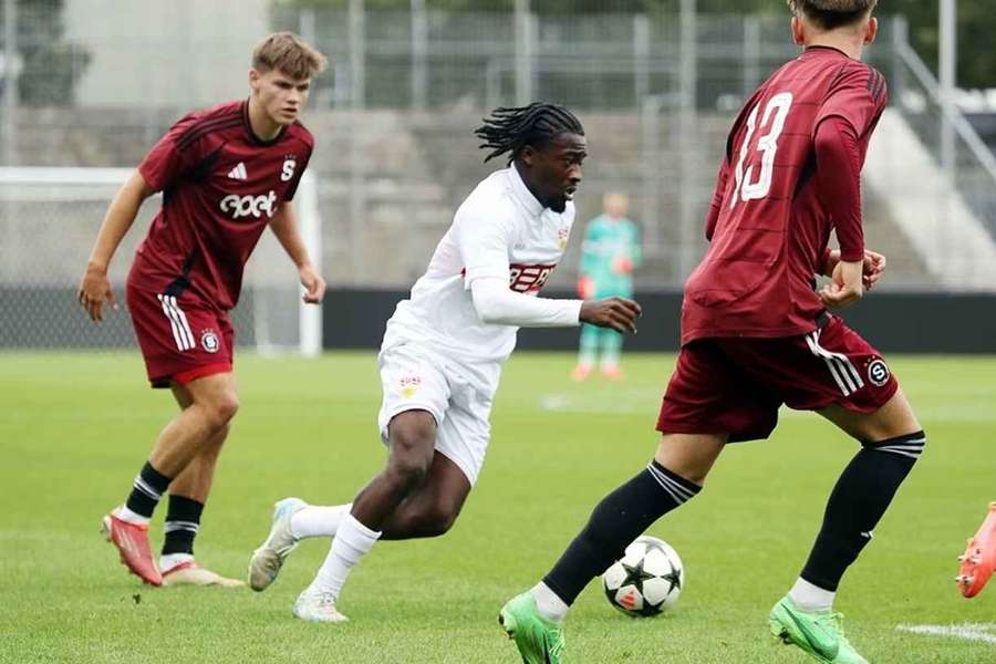 Benjamin Boakye ze Stuttgartu mezi hráči Sparty v utkání Youth League.