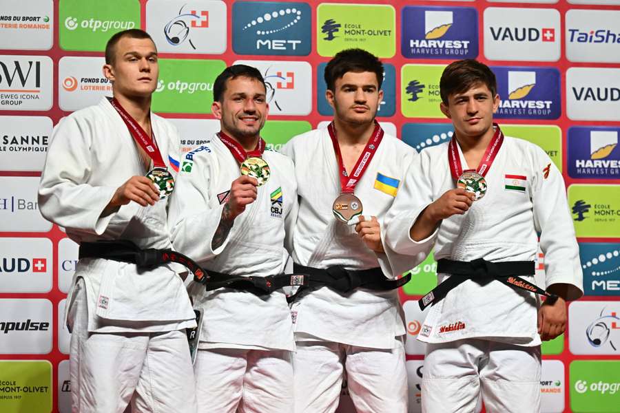 Daniel Cargnin exibe medalha de ouro no pódio em Laussane