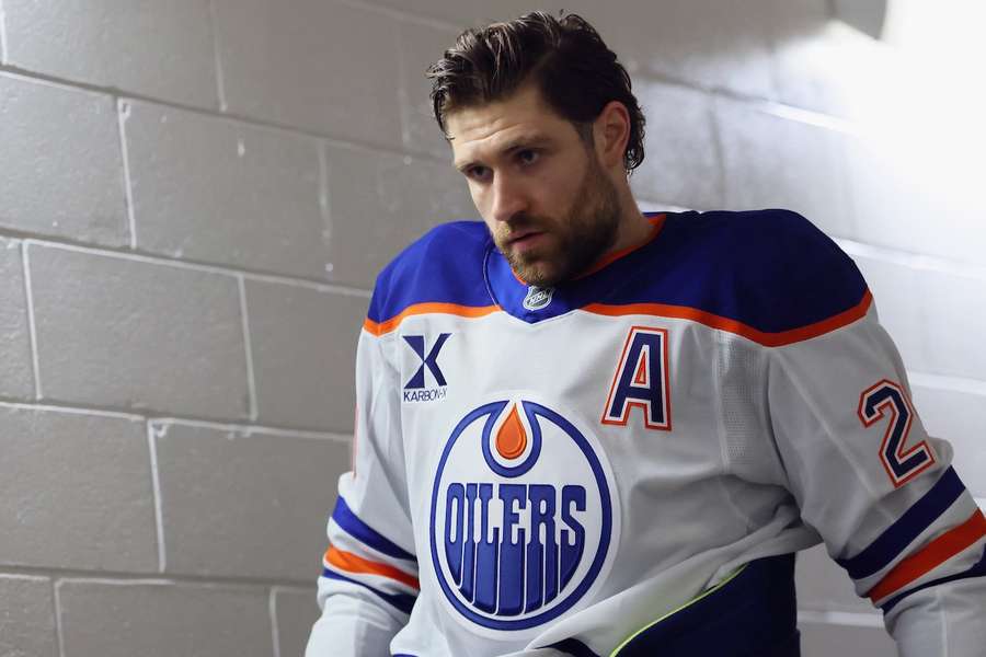 Leon Draisaitl muss in der NHL länger aussetzen.