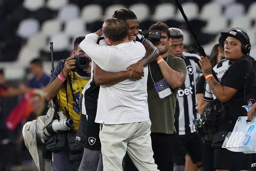 Textor abraça Danilo após bela atuação do meia contra o Cruzeiro