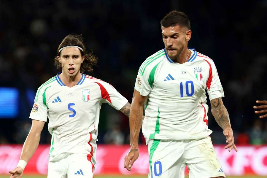 Lorenzo Pellegrini e Riccardo Calafiori con la maglia della nazionale italiana