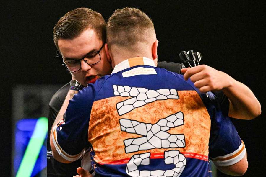 Gian van Veen (l.) und Josh Rock debütieren 2026 in der Darts Premier League.