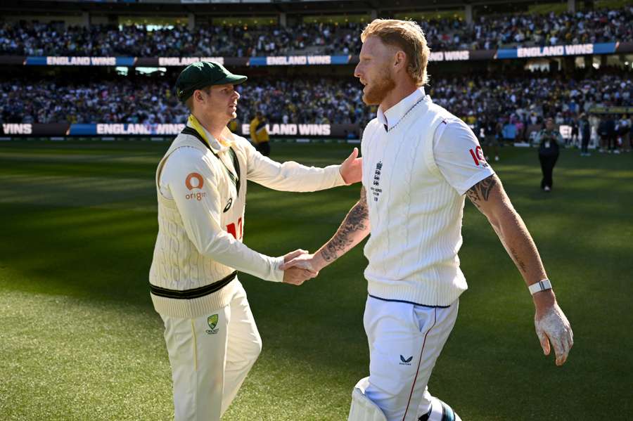Stokes and Smith shake hands after fourth Test