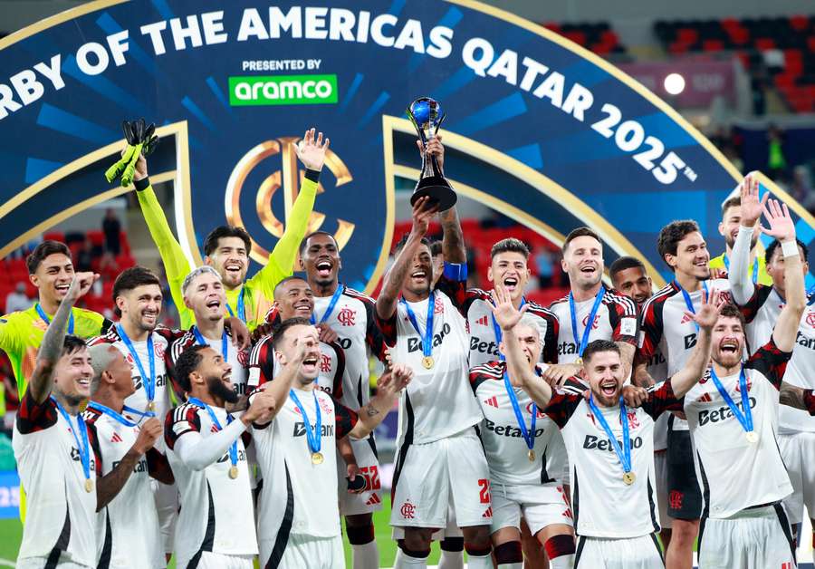 Bruno Henrique ergueu a taça do Dérbi das Américas Bruno Henrique ergueu a taça do Dérbi das Américas