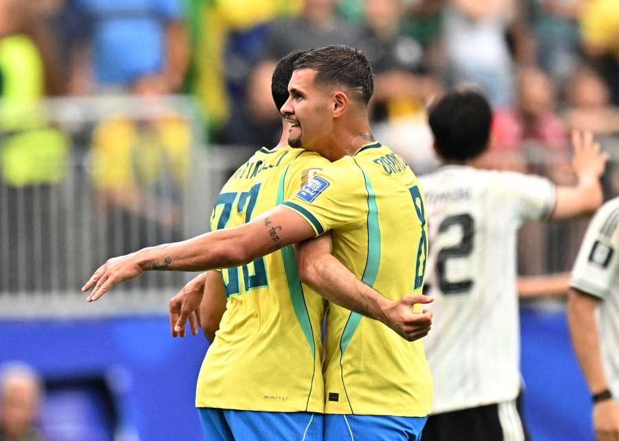 Bruno abraça Martinelli após passe decisivo