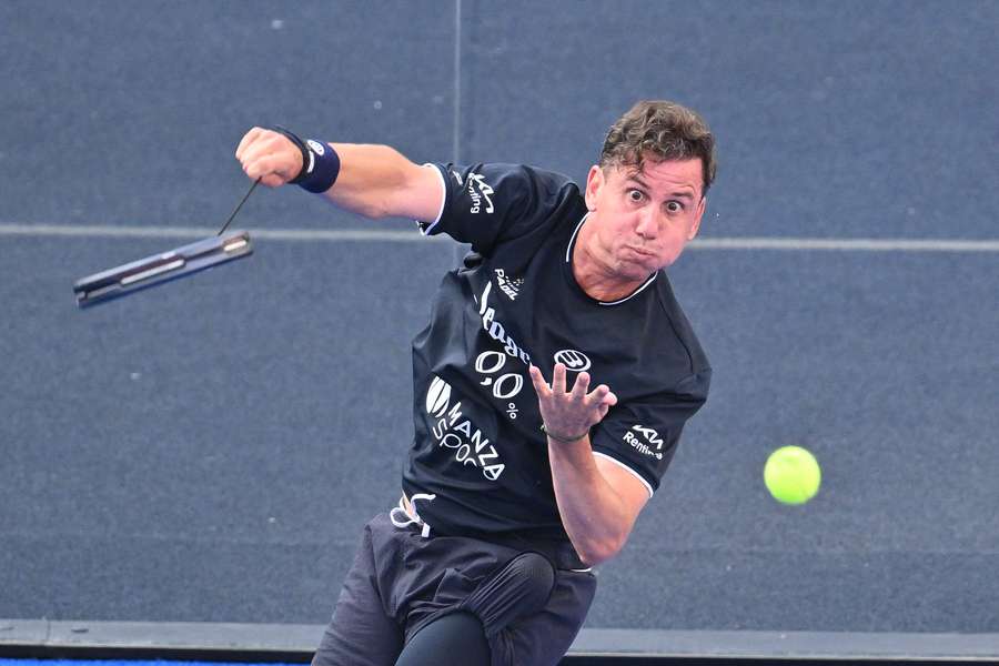 Paquito Navarro golpea la bola
