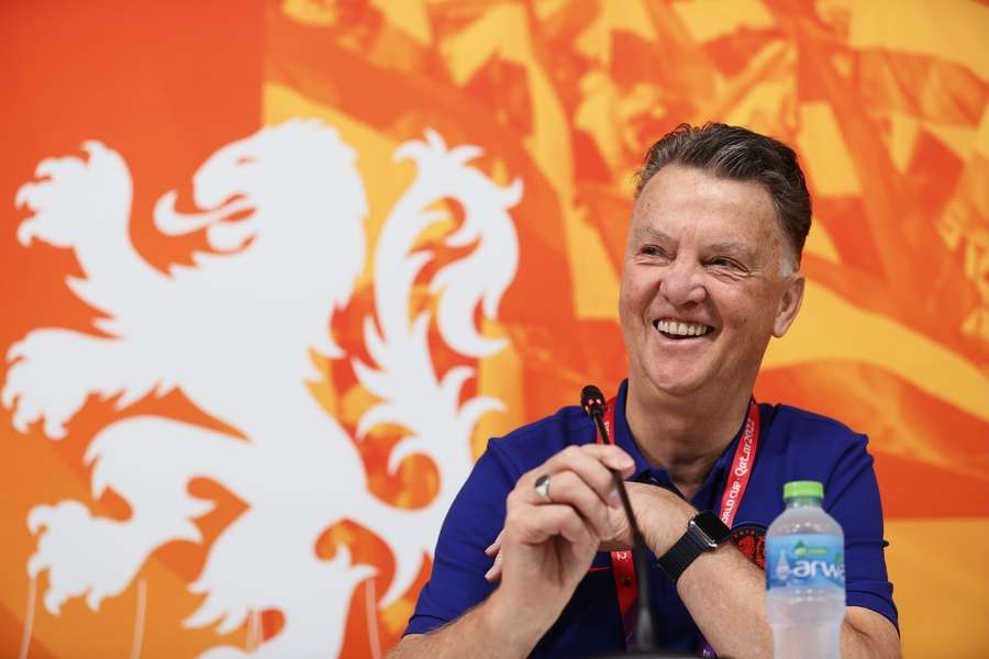 Louis van Gaal staat de pers te woord in Qatar