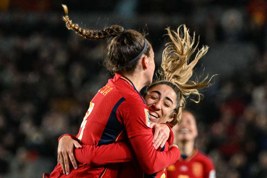 Tere Abelleira se abraza con Olga Carmona tras marcar en el Mundial.