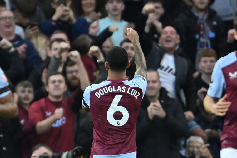 Il centrocampista brasiliano dell'Aston Villa Douglas Luiz festeggia dopo aver segnato il secondo gol dal dischetto.