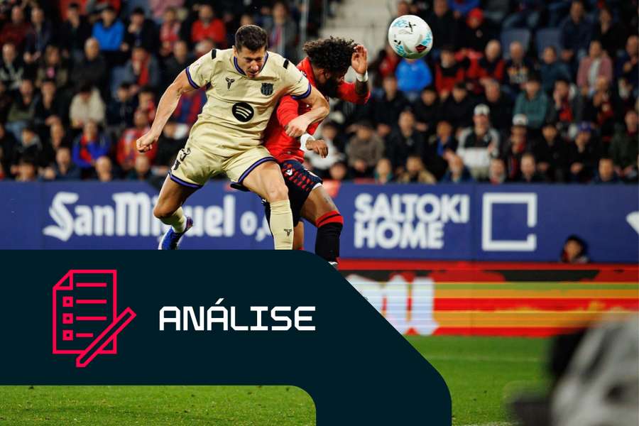 Robert Lewandowski, do Barcelona, e Valentin Rosier, do Osasuna, disputam a bola