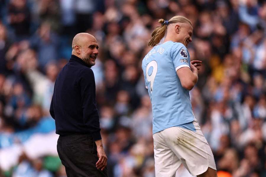 Guardiola (l.) möchte von der Favoritenrolle nichts wissen