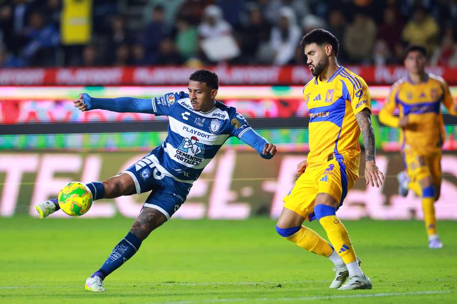 John Kennedy en acción con el Pachuca