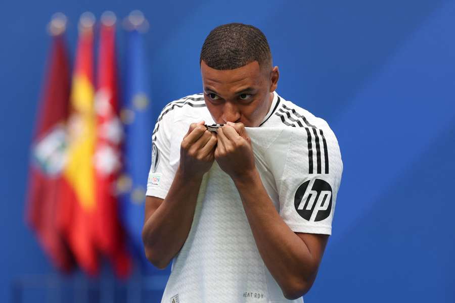 Kylian Mbappé líbá znak Realu Madrid.