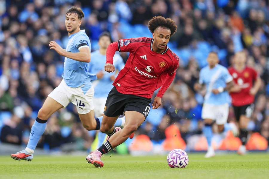 Joshua Zirkzee in action against Manchester City