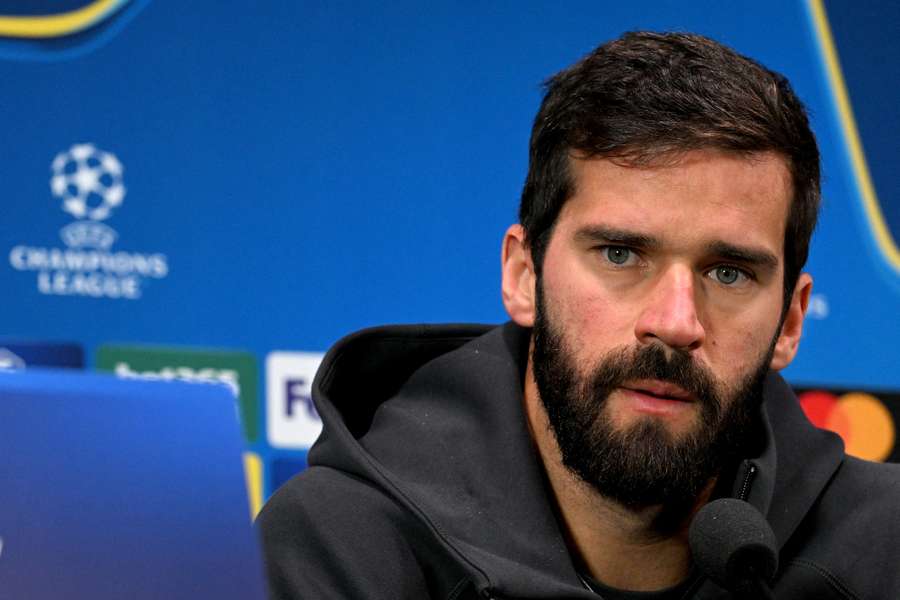 Alisson devant la presse.