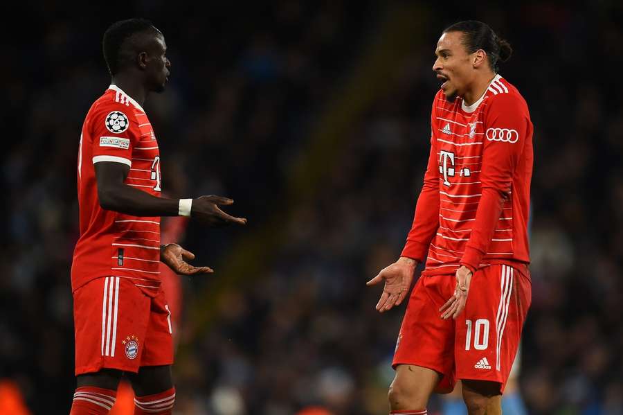 O momento em que Mané (esq.) e Sané (dir.) se desentenderam em campo