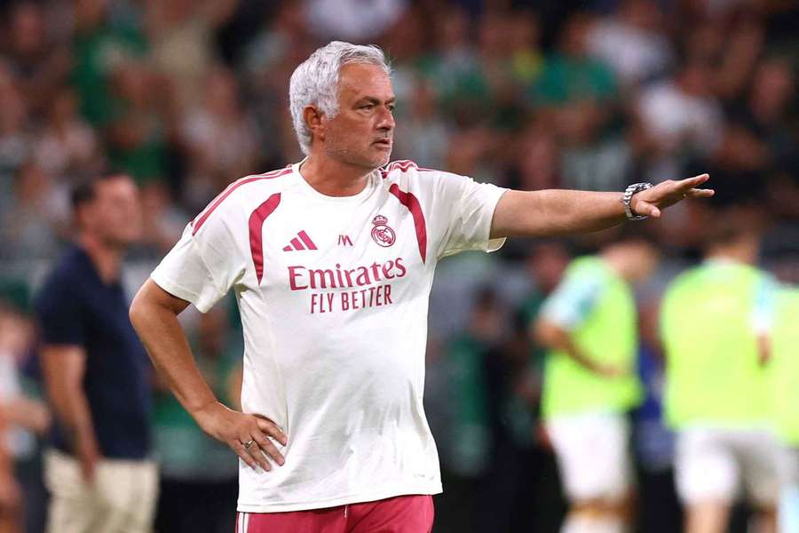 Mourinho během přípravného utkání. 