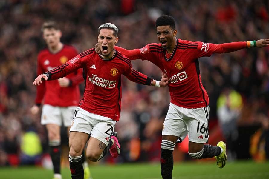 Manchester United si zajistil postup do semifinále FA Cupu až v posledních minutách hry.
