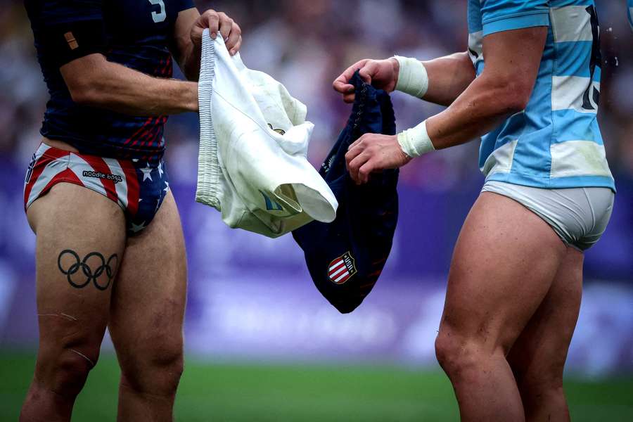 Steve Tomasin of United States and Rodrigo Isgro of Argentina swap shorts