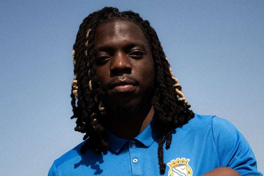 Bastien Meupiyou com as cores do Alverca