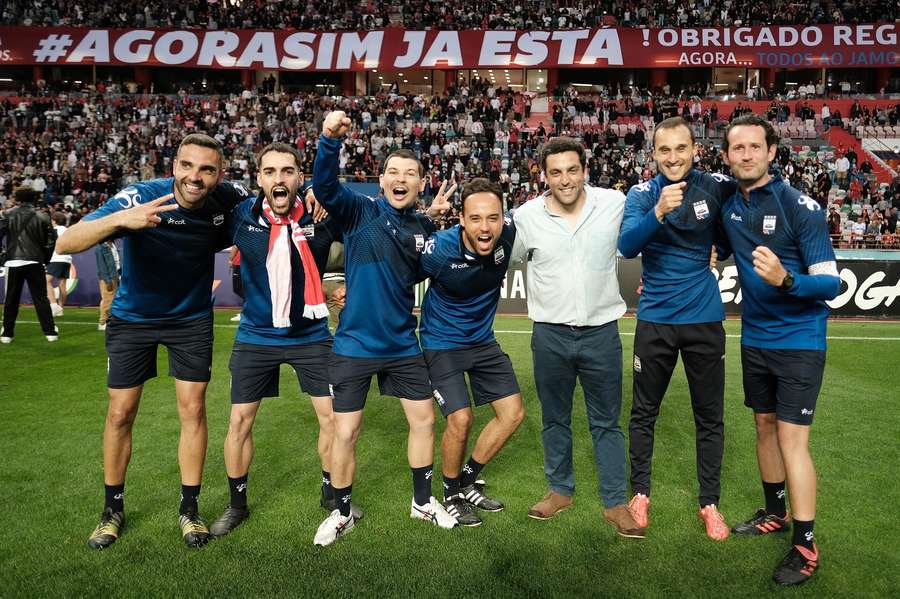 Vasco Botelho da Costa, de camisa, com a restante equipa técnica