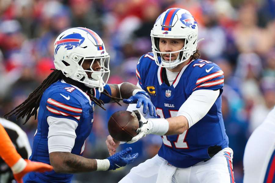 Josh Allen beim Handoff an James Cook.