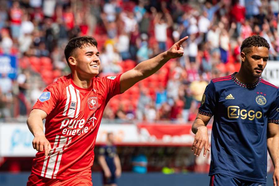 Vorig seizoen won Twente met 3-1 mede door een doelpunt van Manfred Ugalde (l)