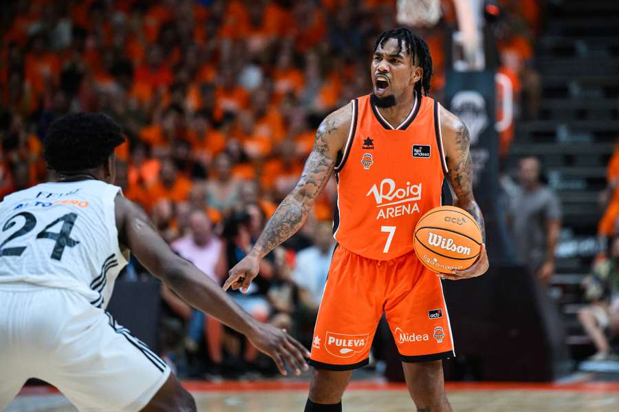 Chris Jones, ante Andrés Feliz