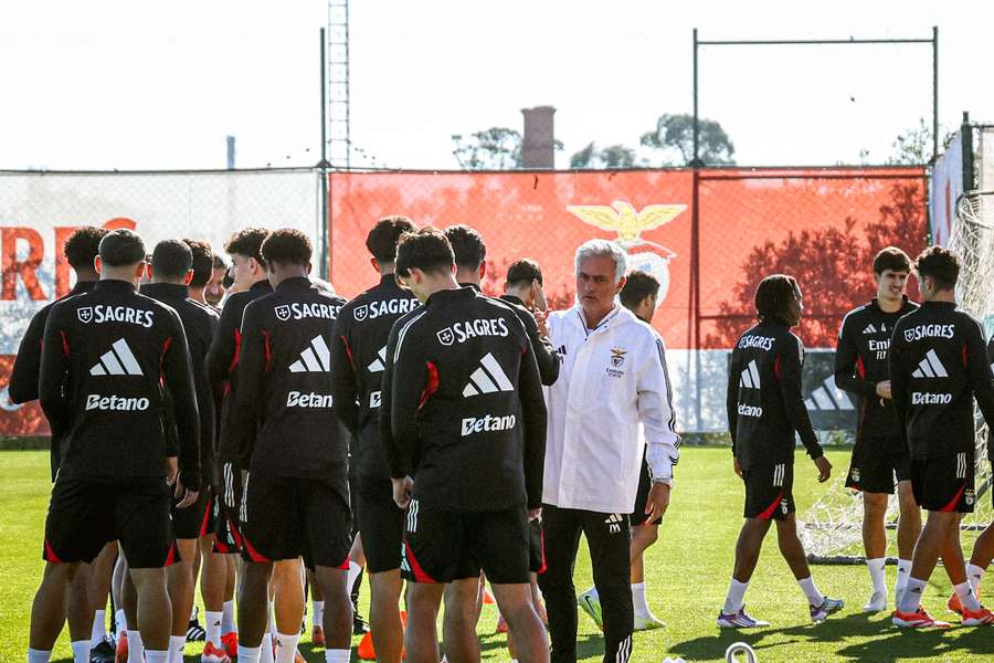 Mourinho salue les joueurs à l’entraînement Mourinho salue les joueurs à l’entraînement