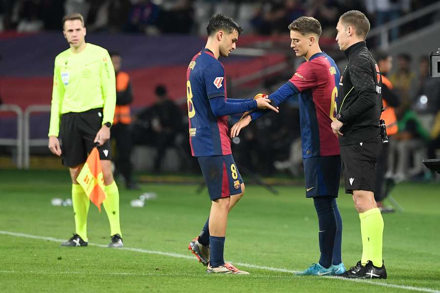 Momento en el que Pedri coloca a Gavi el brazalete de capitán