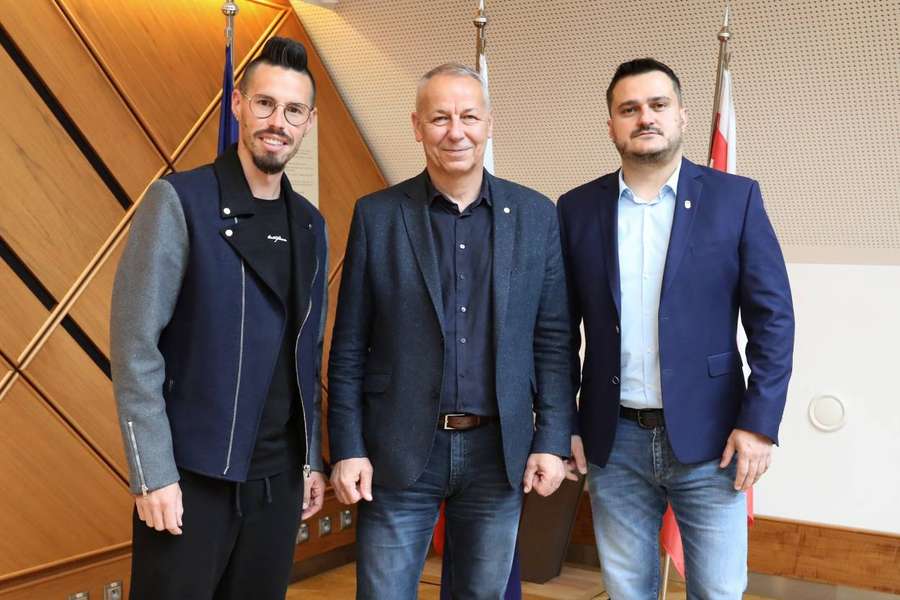 Hamšík s primátorom Noskom a majiteľom Dukly Krnáčom.
