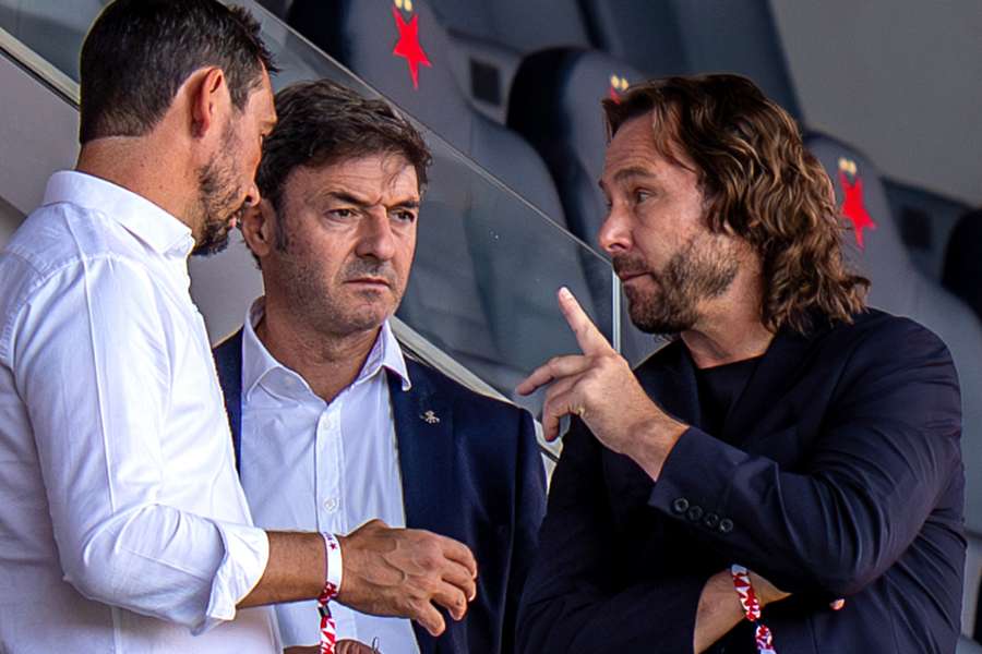 Pavel Nedvěd v rozpravě se Santi Deniou.