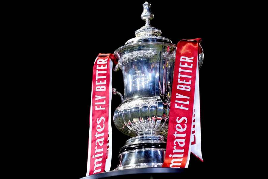 El trofeo de la FA Cup expuesto antes del partido de la primera ronda de la FA Cup en el CR MOT Centre Community Stadium en The Lamb, Tamworth.